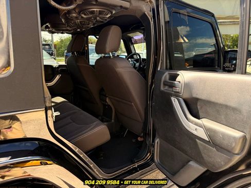 Used 2017 Jeep Wrangler Unlimited Rubicon w/ Connectivity Group AWD/4WD image 28