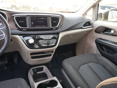 Used 2022 Chrysler Voyager LX FWD image 20