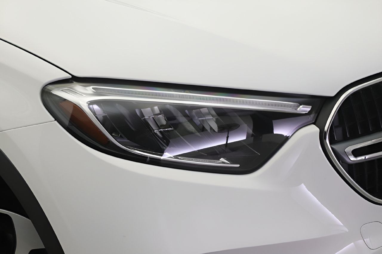 Used 2025 Mercedes-Benz GLC 350e 4MATIC image 25