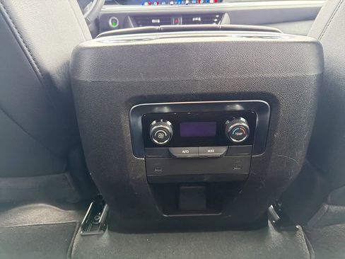 Used 2025 Chevrolet Suburban LT image 36