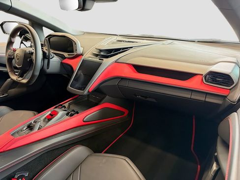 Used 2024 Lamborghini Revuelto image 15