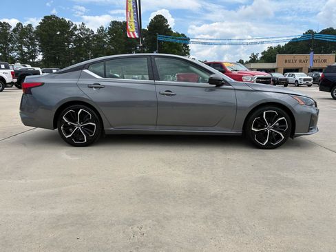 Used 2024 Nissan Altima 2.5 SR FWD image 5