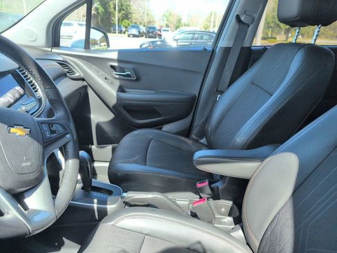 Used 2020 Chevrolet Trax LT w/ LT Convenience Package image 2