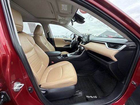 Used 2019 Toyota RAV4 XLE Premium w/ Cold Weather Package AWD/4WD image 29