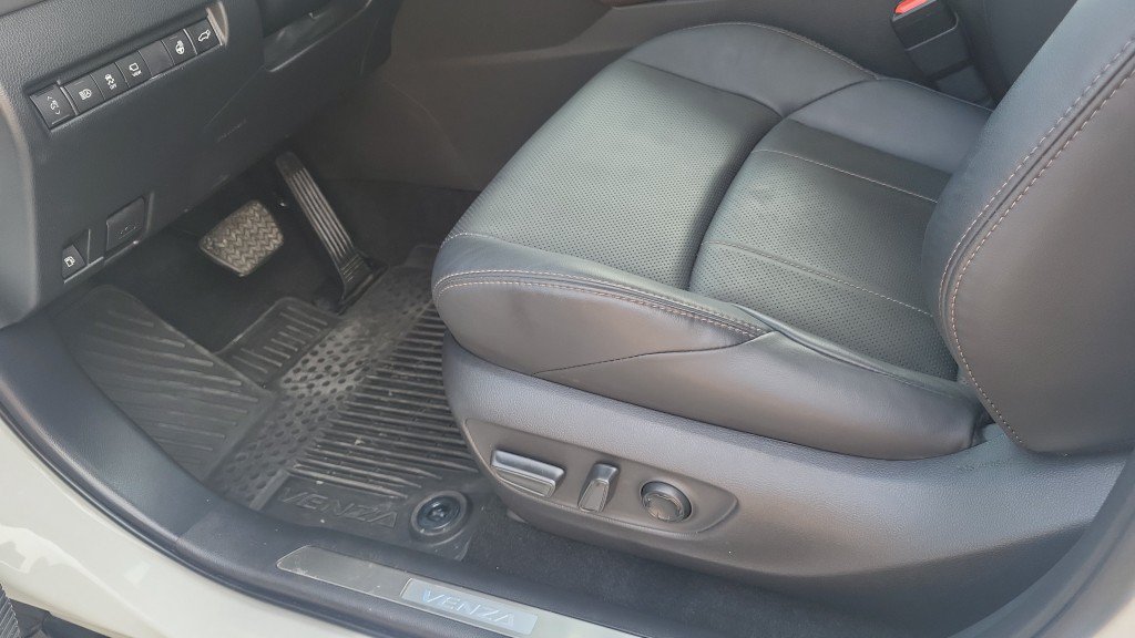 Used 2024 Toyota Venza Limited AWD/4WD image 17