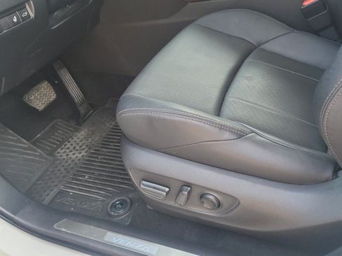 Used 2024 Toyota Venza AWD/4WD image 17