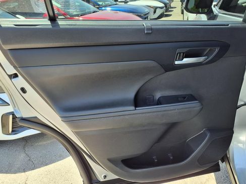 Used 2024 Toyota Highlander XLE FWD image 8