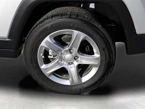 Used 2024 Jeep Compass Latitude image 8