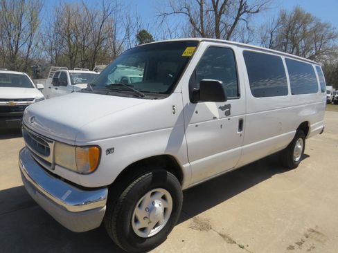 Used 2001 Ford E-350 and Econoline 350 Club Wagon RWD image 1