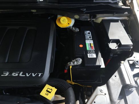 Used 2014 Chrysler Town & Country Touring FWD image 37