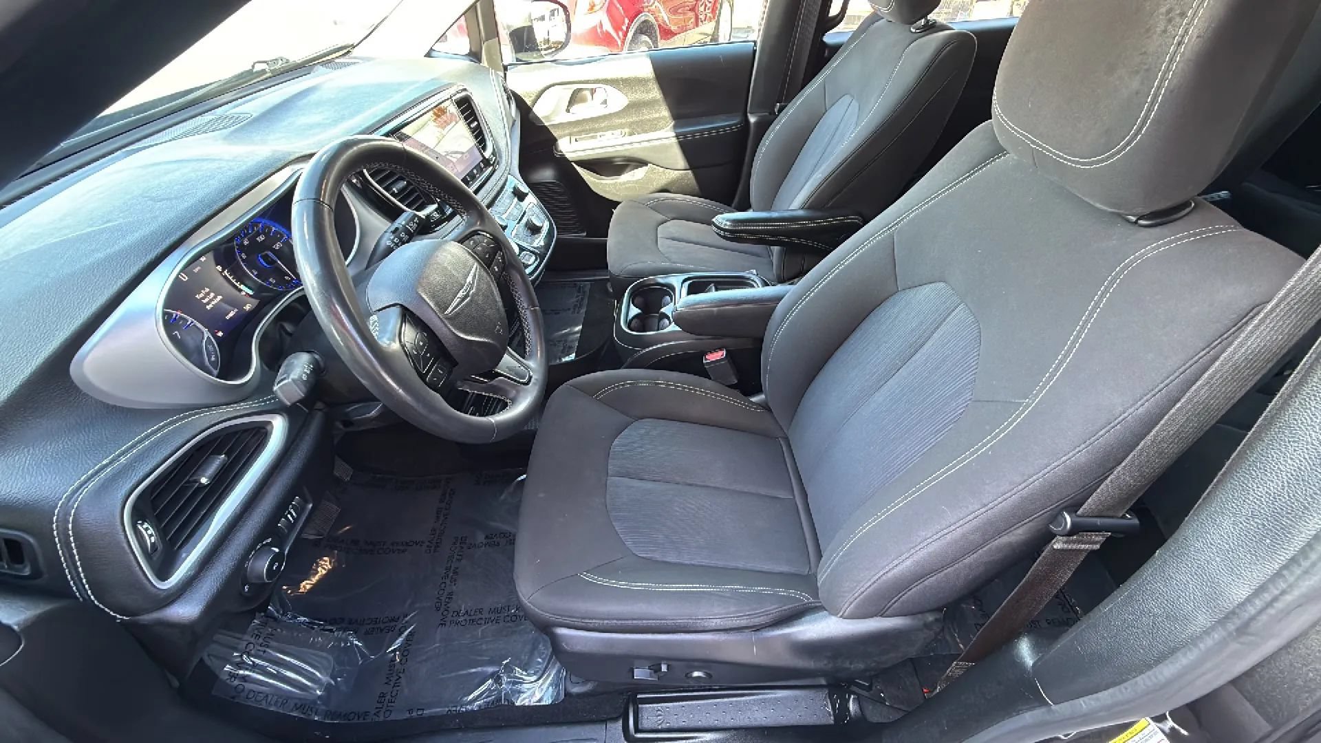 Used 2023 Chrysler Pacifica Touring FWD image 18