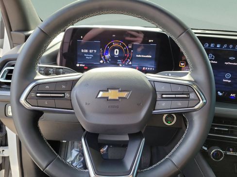 Used 2024 Chevrolet Traverse LT FWD image 5