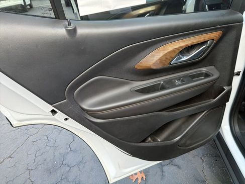 Used 2021 GMC Terrain SLE w/ Elevation Edition image 10