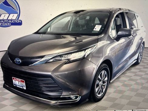 Used 2022 Toyota Sienna XLE AWD/4WD image 1