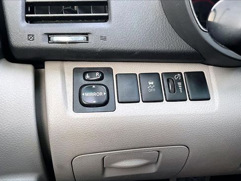 Used 2012 Toyota Highlander SE w/ Tow Pkg image 32