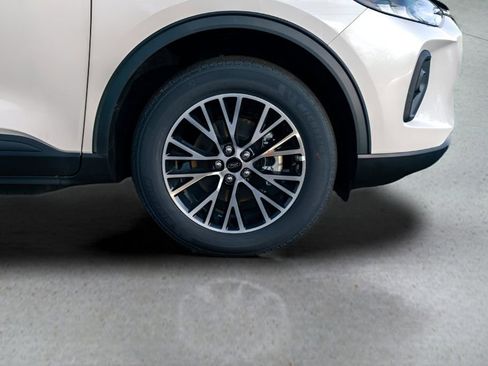 Certified 2024 Ford Escape SE FWD image 3