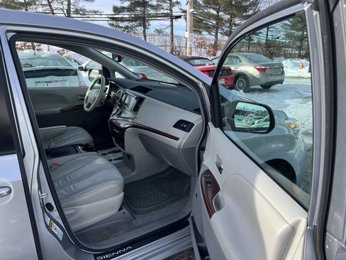 Used 2011 Toyota Sienna XLE image 9