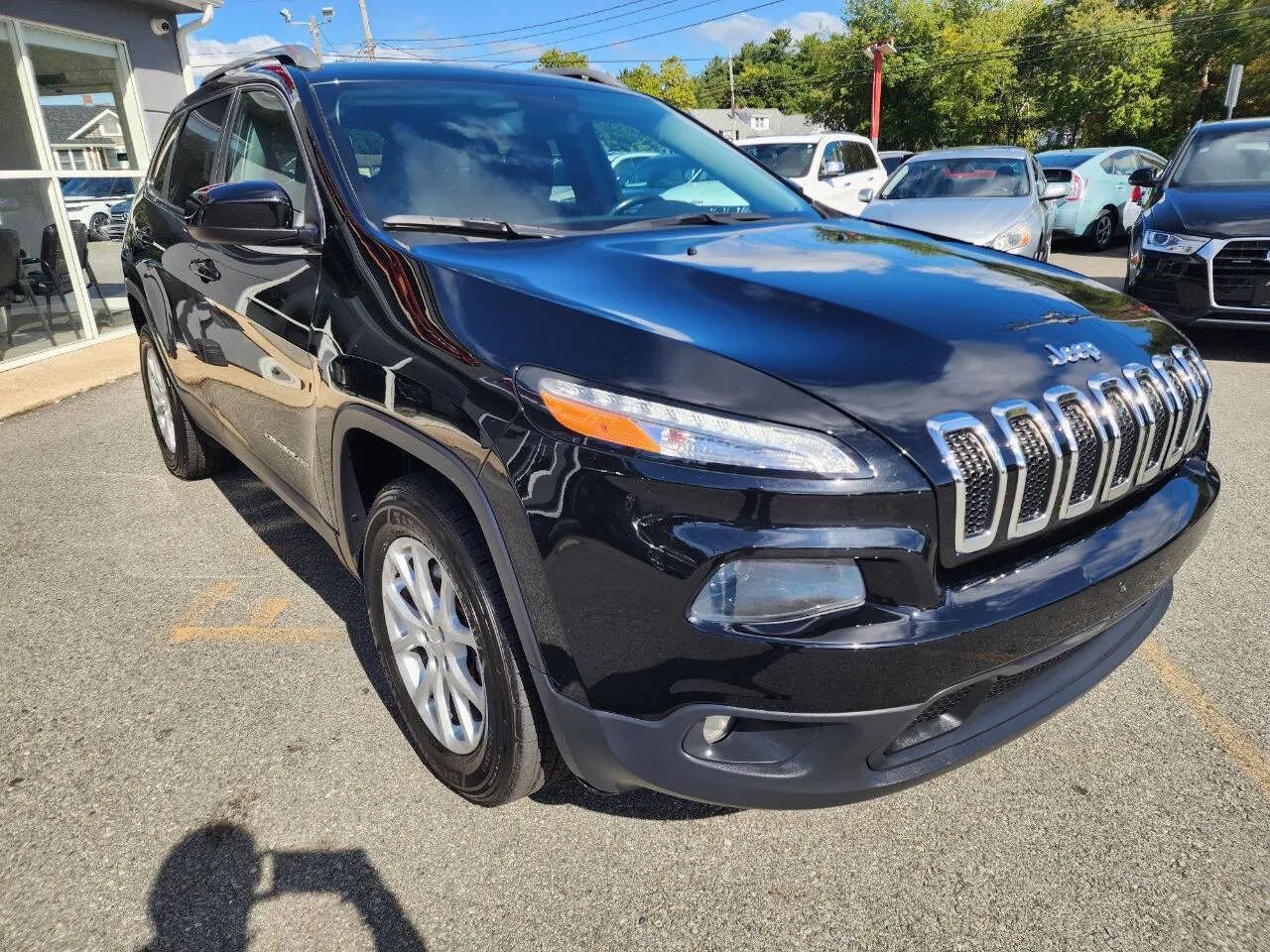 Used 2017 Jeep Cherokee Latitude w/ Cold Weather Group AWD/4WD image 3