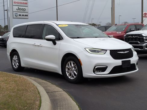 Used 2023 Chrysler Pacifica Touring-L image 3