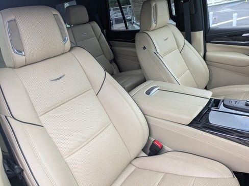 Used 2021 Cadillac Escalade Premium Luxury image 36