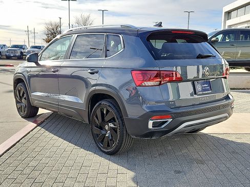 Certified 2024 Volkswagen Taos SE image 2