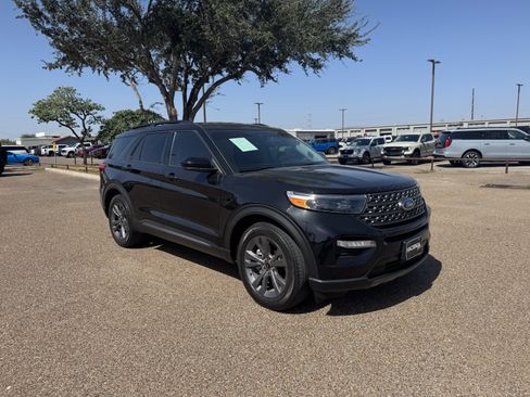 Used 2023 Ford Explorer XLT w/ Equipment Group 202A RWD image 5