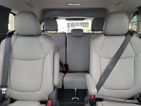Used 2026 Toyota Sienna XLE FWD image 21