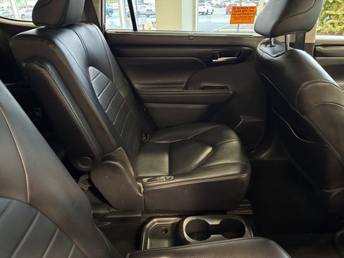 Used 2020 Toyota Highlander XLE image 18