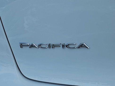 Used 2024 Chrysler Pacifica Touring-L image 34