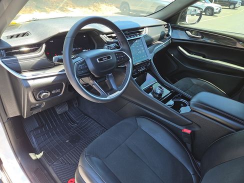 Used 2023 Jeep Grand Cherokee Altitude AWD/4WD image 15
