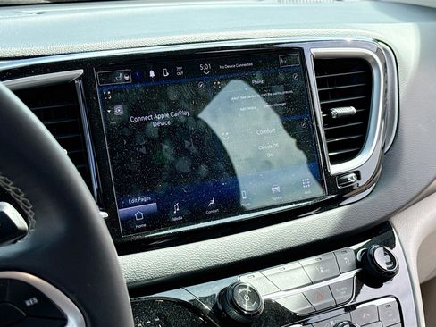 Used 2023 Chrysler Pacifica Touring-L FWD image 9