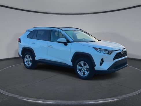 Used 2021 Toyota RAV4 XLE w/ Convenience Package FWD image 2