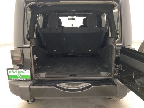 Used 2017 Jeep Wrangler Unlimited Sahara w/ Connectivity Group AWD/4WD image 29