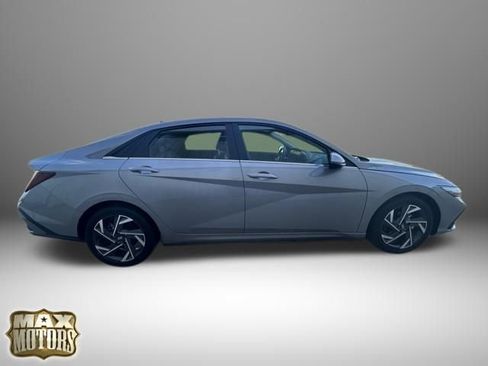 Used 2025 Hyundai Elantra Limited FWD image 12