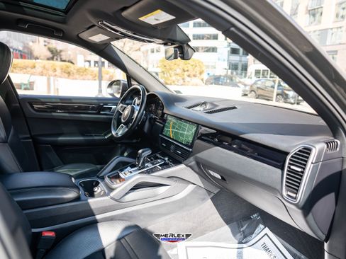 Used 2019 Porsche Cayenne S w/ Premium Plus Package image 15