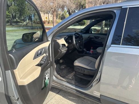 Used 2023 Chevrolet Traverse LT image 8