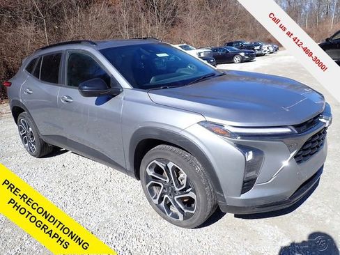 Used 2025 Chevrolet Trax RS image 1