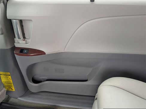 Used 2013 Toyota Sienna XLE image 29