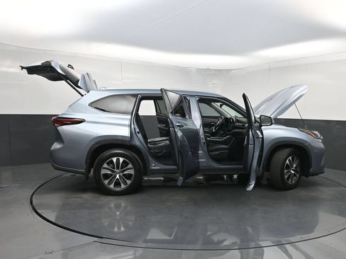 Used 2024 Toyota Highlander XLE AWD/4WD image 36