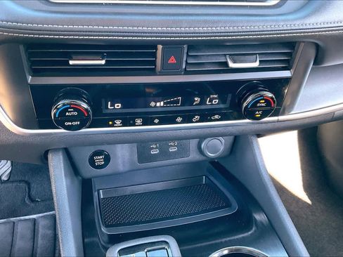 Used 2025 Nissan Rogue SV image 32