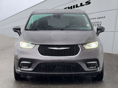 Used 2022 Chrysler Pacifica Touring-L w/ Uconnect Theater Family Group image 2