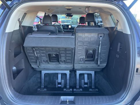 Certified 2025 Kia Carnival EX image 10