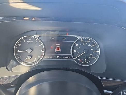 Used 2025 Nissan Pathfinder SL AWD/4WD image 16