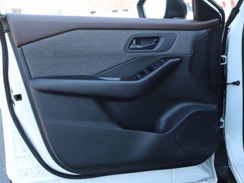 Used 2023 Nissan Rogue S image 15