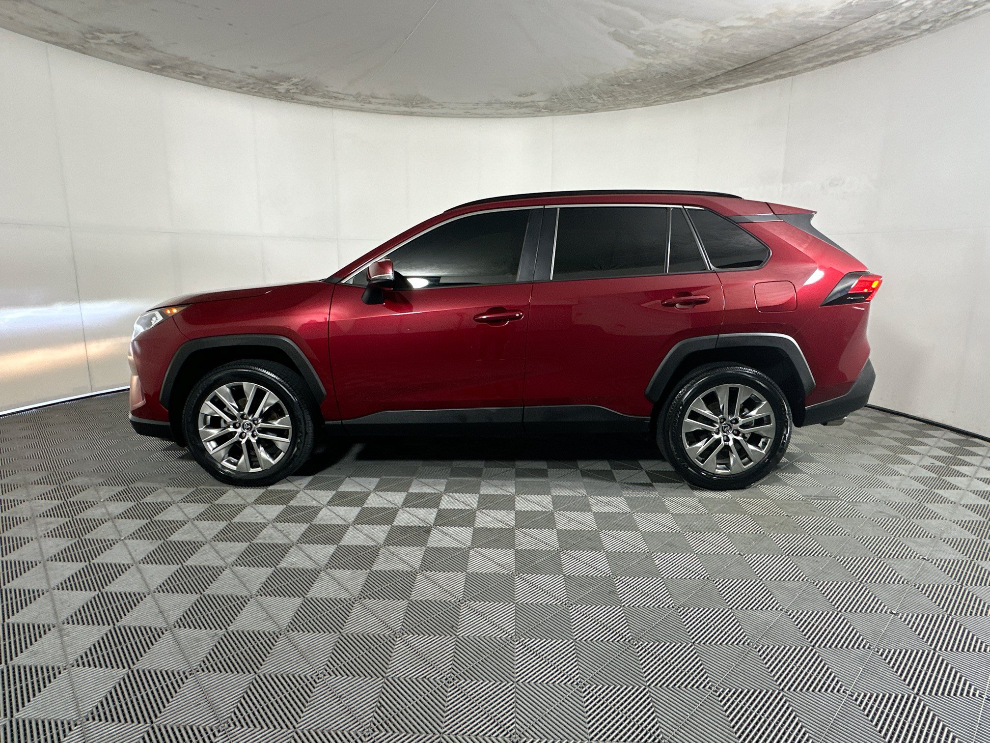 Used 2020 Toyota RAV4 XLE Premium FWD image 6