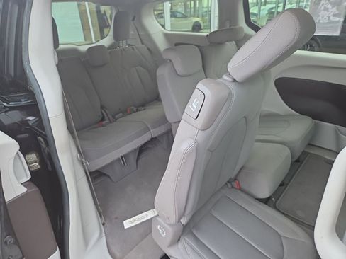 Used 2017 Chrysler Pacifica Touring image 26