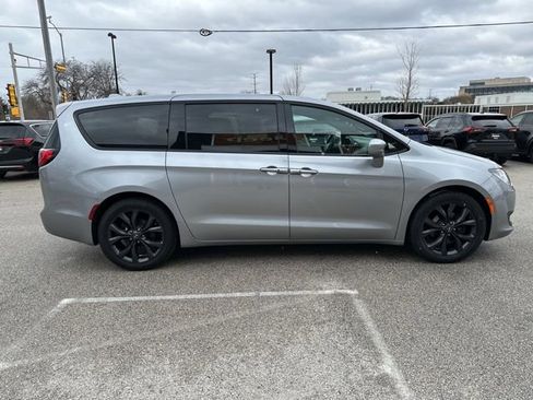 Used 2019 Chrysler Pacifica Touring Plus w/ S Appearance Package image 5