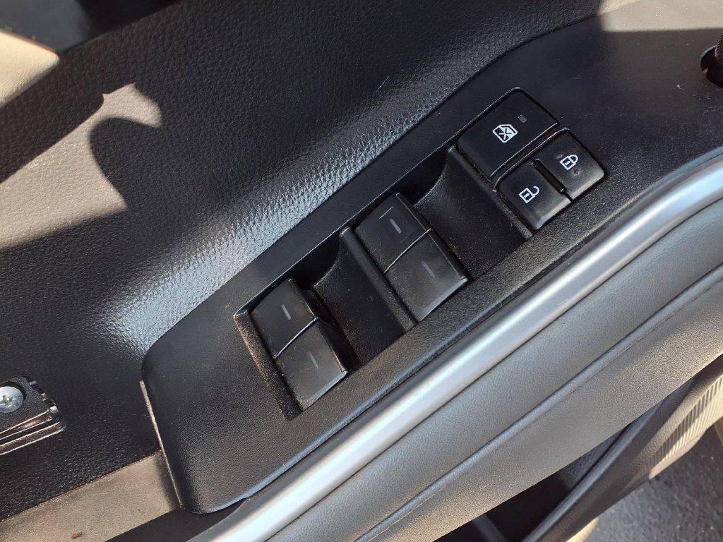 Used 2021 Toyota Highlander XLE FWD image 21