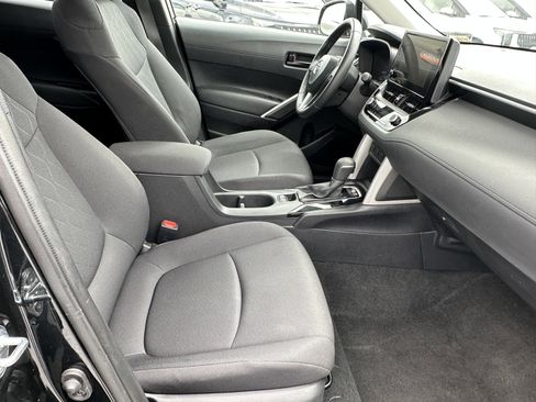 Used 2025 Toyota Corolla Cross LE FWD image 17