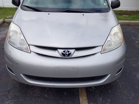 Used 2010 Toyota Sienna LE FWD image 2